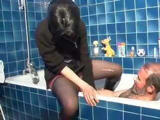 Dark-haired френски скъпа получава един стар пичове кур в тя задник