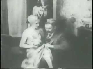 Dua flappers menari telanjang dengan pesolek kemudian menggosok dan tarikan dia lingga bersama