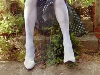 白 絲襪 和 緞 短褲 在 該 花園: 高清晰度 性別 夾 7d