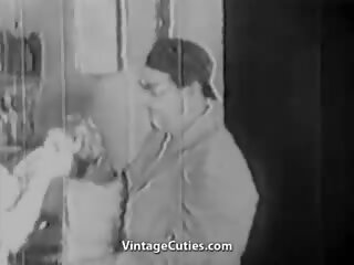 Utrujen mož jebe njegov mlada žena (1940s staromodno)